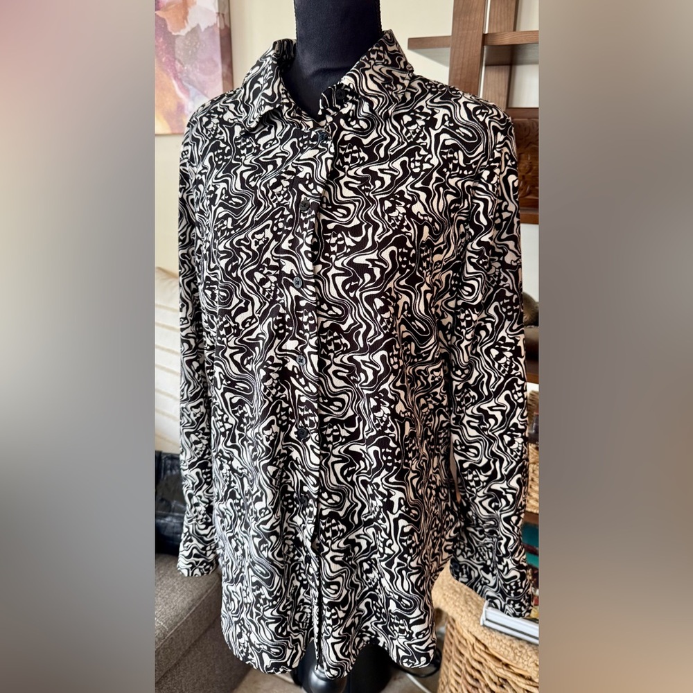 Jones&Co by Jones New York Monochrome Swirl blouse - Picture 2 of 4